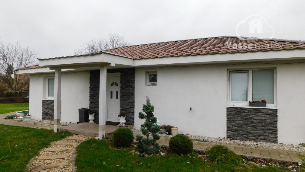 Rezervované !Ponúkame Vám na predaj 4-izb. zrekonštruovaný  rodinný dom v obci Trávnica.
