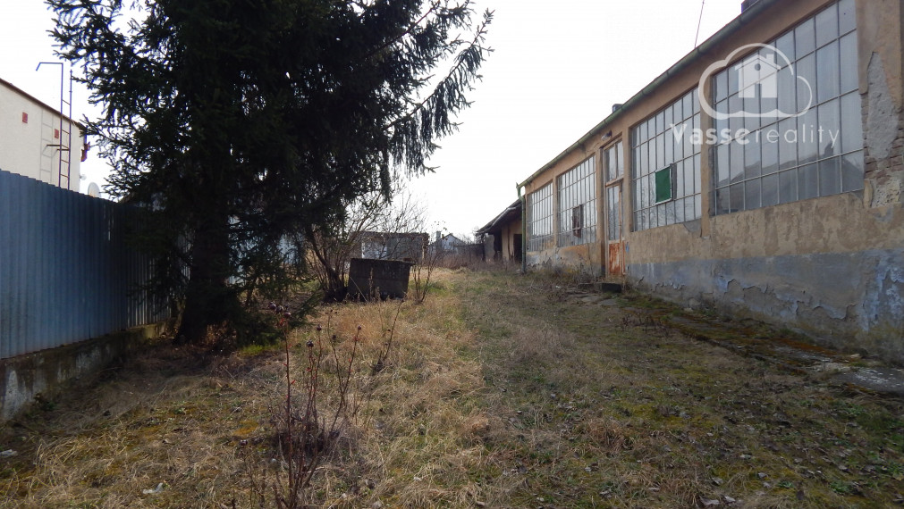 Ponúkame na predaj pozemok  na stavbu domu v obci Ľubá so starším domom vhodný na zbúranie .
