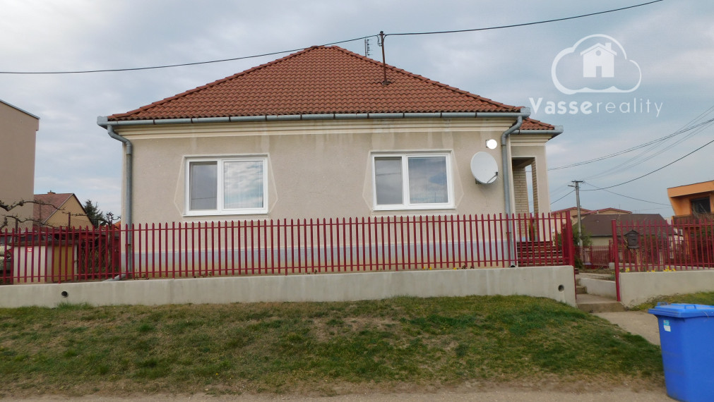 Ponúkame Vám na predaj 3-izb. rodinný dom v obci Bátorové Kosihy.