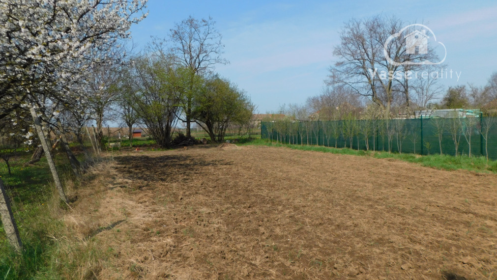 Ponúkame Vám na predaj stavebný pozemok  -záhradu  1067 m2  v centre  obci Bardoňovo len 9 km od Podhájskej
