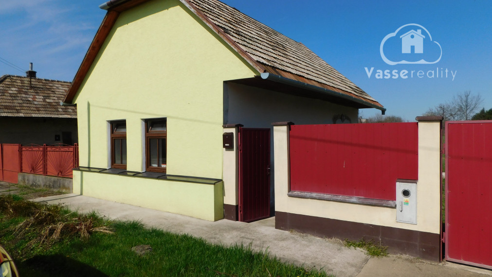 Predané ! Ponúkame Vám na predaj malý 1-izb. domček v obci Gbelce s veľkým pozemkom / 2299m2/.