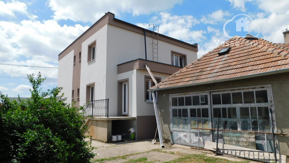 Predané  !Ponúkame Vám na predaj poschodový rodinný dom v obci  Dvory nad Žitavou  len 7 km od Nových Zámkov  .