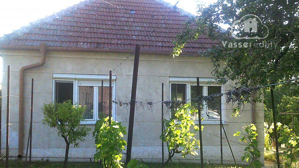 Útulný  3izb . rodinný domček s garážou v Hurbanove .