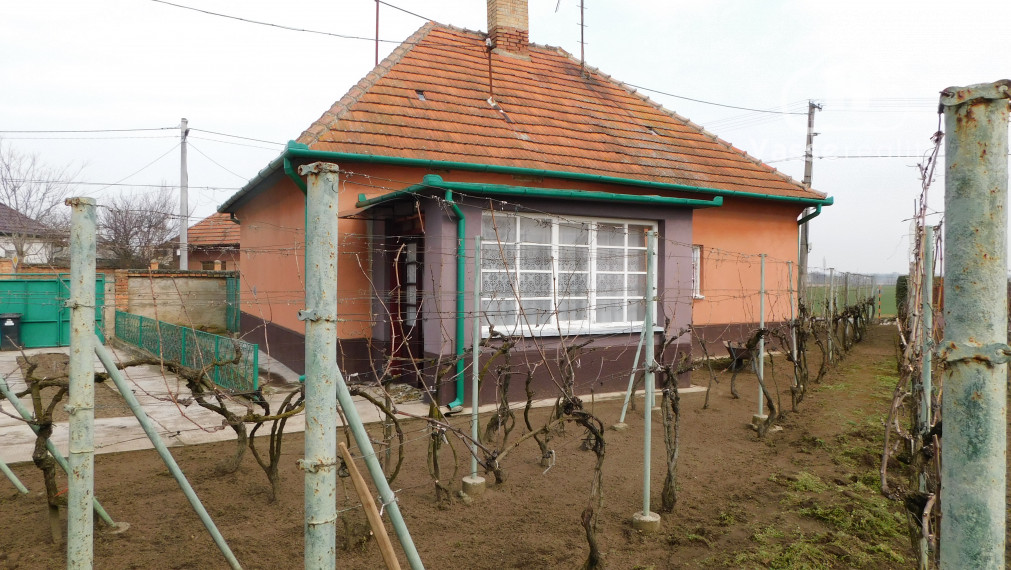 Predané  !Na  predaj 3-izb. rodinný dom vo Dvoroch nad Žitavou.