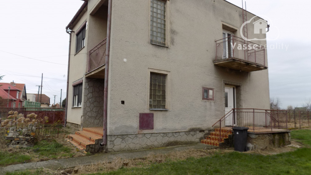 Predané!Na predaj poschodový dom v Tvrdošovciach s krásnym pozemkom 1900m2 s vizualizáciou kuchyne spojenú s obývačkou .