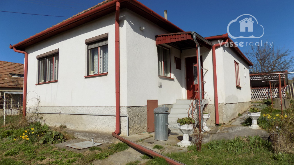 Predané  :Domček v tichej lokalite v obci Kolta len 13 km od Podhajskej , 4 km Čechy s lyžiarskym vlekom .