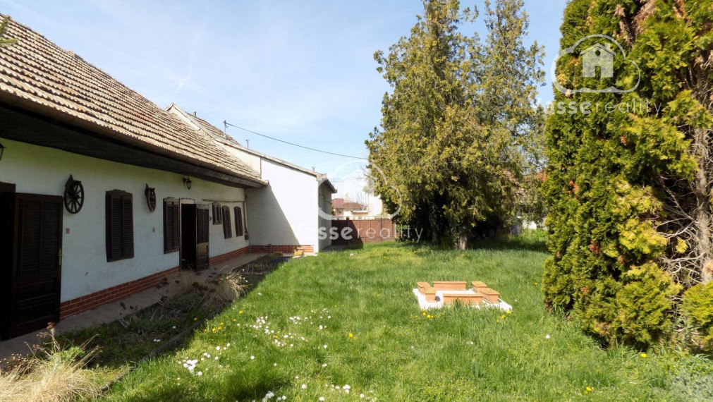 Pozemok 1715m2 v centre obce Tvrdošovce vhodné na stavbu pre 2 domy.