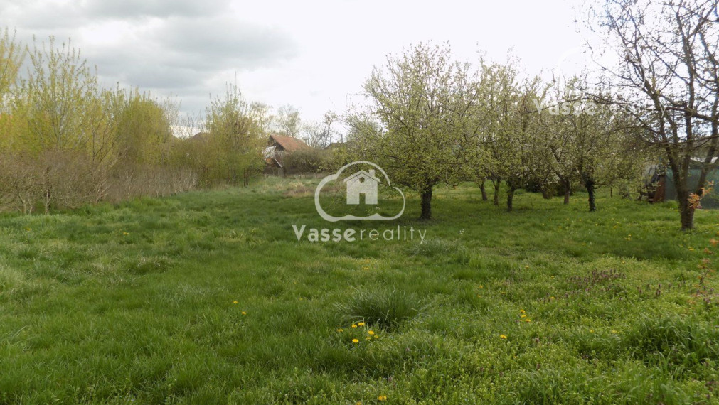 Pozemok 1715m2 v centre obce Tvrdošovce vhodné na stavbu pre 2 domy.