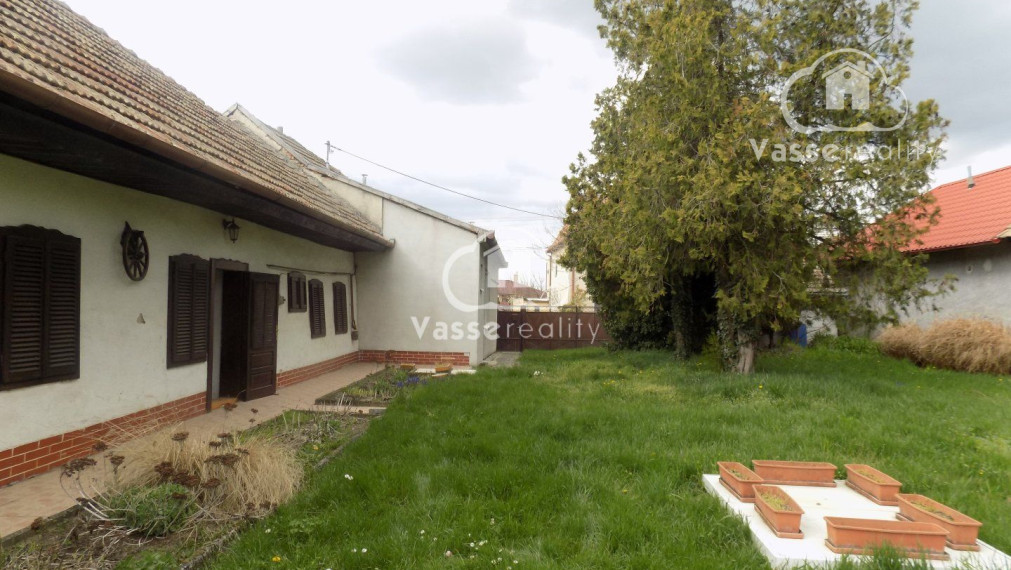 Pozemok 1715m2 v centre obce Tvrdošovce vhodné na stavbu pre 2 domy.