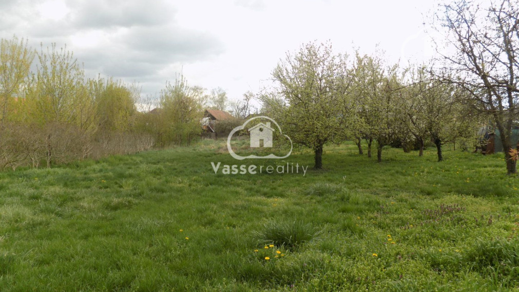 Pozemok 1715m2 v centre obce Tvrdošovce vhodné na stavbu pre 2 domy.