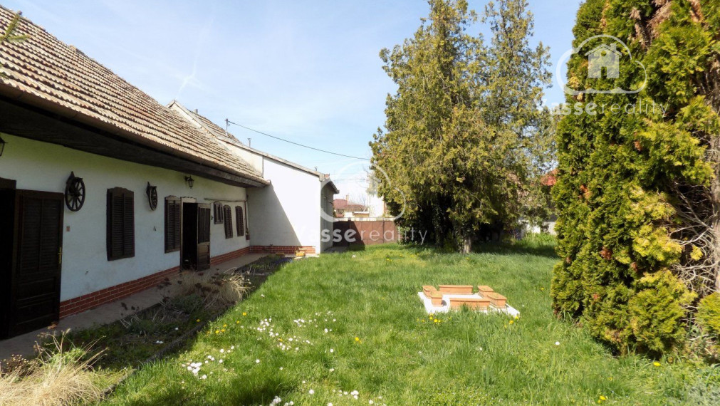 Na predaj 2 domy so samostatným vstupom na jednom pozemku vhodný na chalupu alebo na bývanie  v centre Tvrdošoviec.