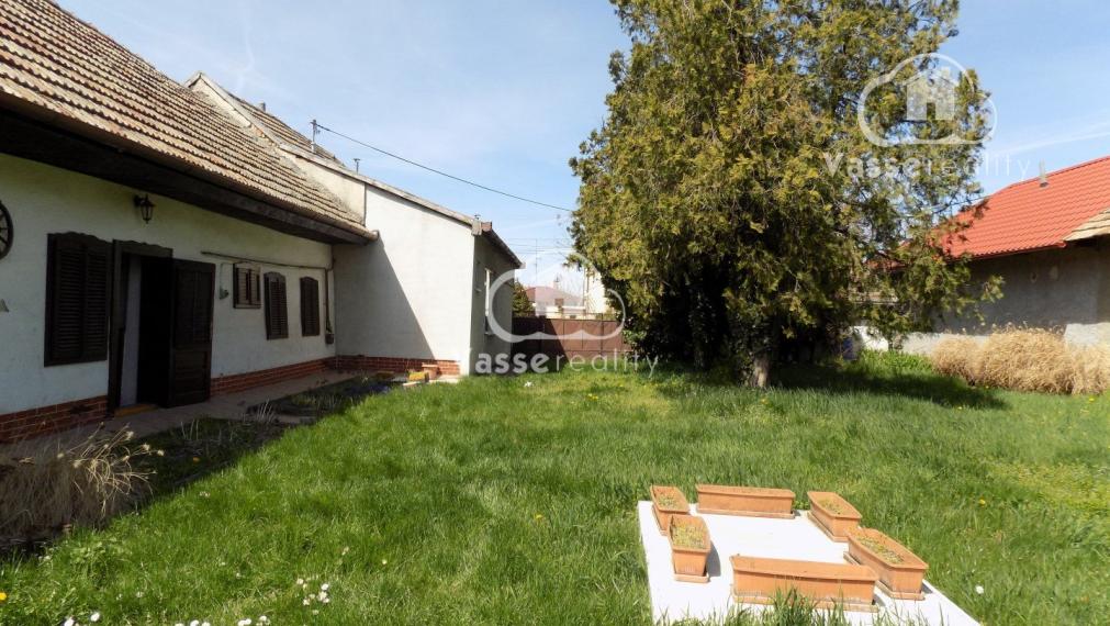 Na predaj 2 domy so samostatným vstupom na jednom pozemku vhodný na chalupu alebo na bývanie  v centre Tvrdošoviec.