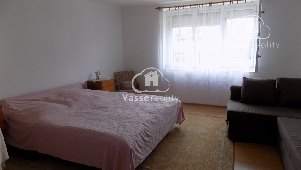 Na predaj 2 domy so samostatným vstupom na jednom pozemku vhodný na chalupu alebo na bývanie  v centre Tvrdošoviec.