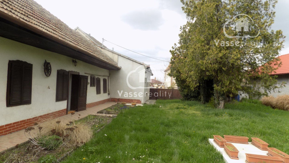 Na predaj 2 domy so samostatným vstupom na jednom pozemku vhodný na chalupu alebo na bývanie  v centre Tvrdošoviec.