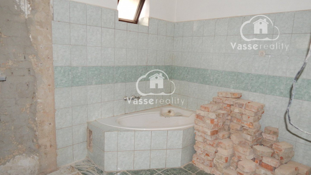 Na predaj 2 izbový tehlový  dom v Gbelciach s projektmi .