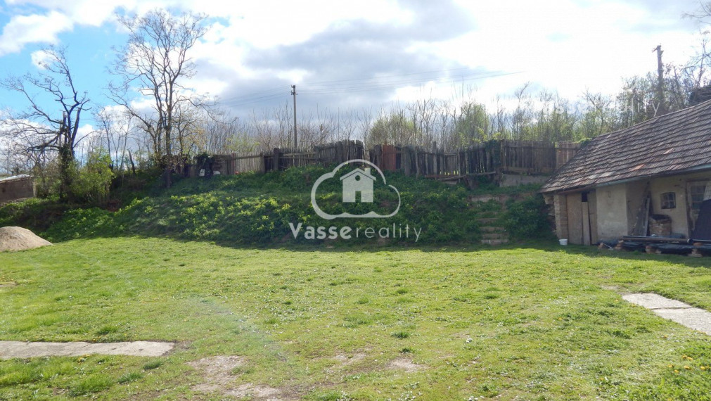 Na predaj 2 izbový tehlový  dom v Gbelciach s projektmi .