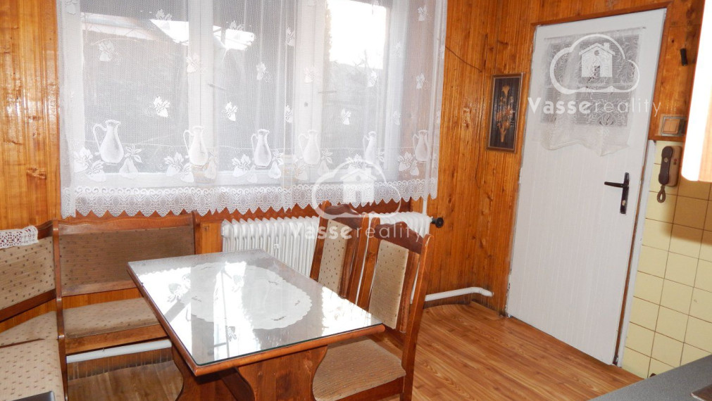 Na predaj vidiecky dom v Nesvadoch -Aňala 2381 m2  vhodné pre chov zvierat .