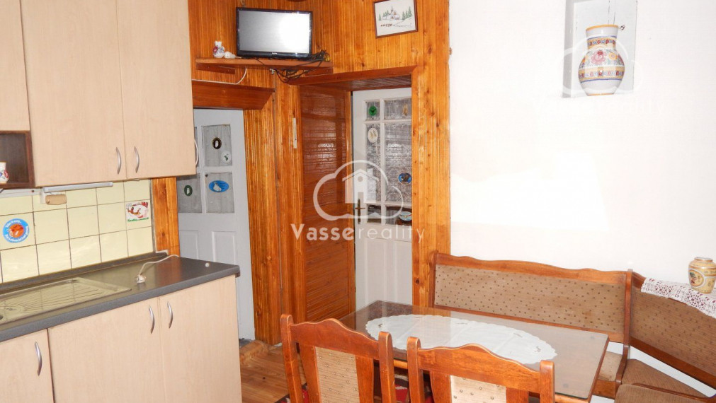 Na predaj vidiecky dom v Nesvadoch -Aňala 2381 m2  vhodné pre chov zvierat .