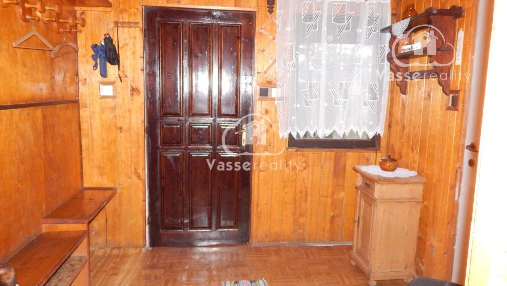 Na predaj vidiecky dom v Nesvadoch -Aňala 2381 m2  vhodné pre chov zvierat .