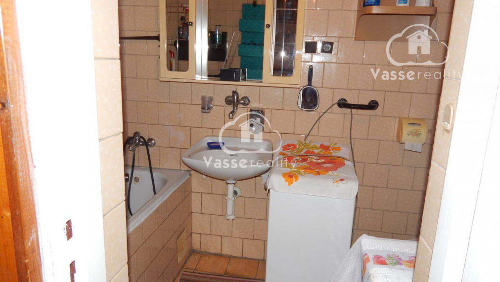 Na predaj vidiecky dom v Nesvadoch -Aňala 2381 m2  vhodné pre chov zvierat .