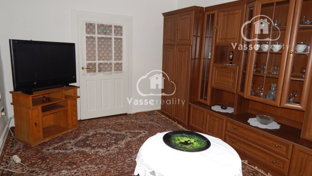 Na predaj vidiecky dom v Nesvadoch -Aňala 2381 m2  vhodné pre chov zvierat .