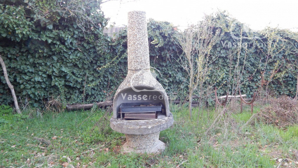 Na predaj vidiecky dom v Nesvadoch -Aňala 2381 m2  vhodné pre chov zvierat .