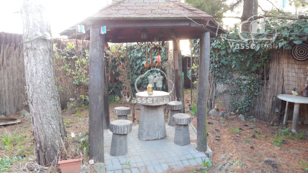 Na predaj vidiecky dom v Nesvadoch -Aňala 2381 m2  vhodné pre chov zvierat .