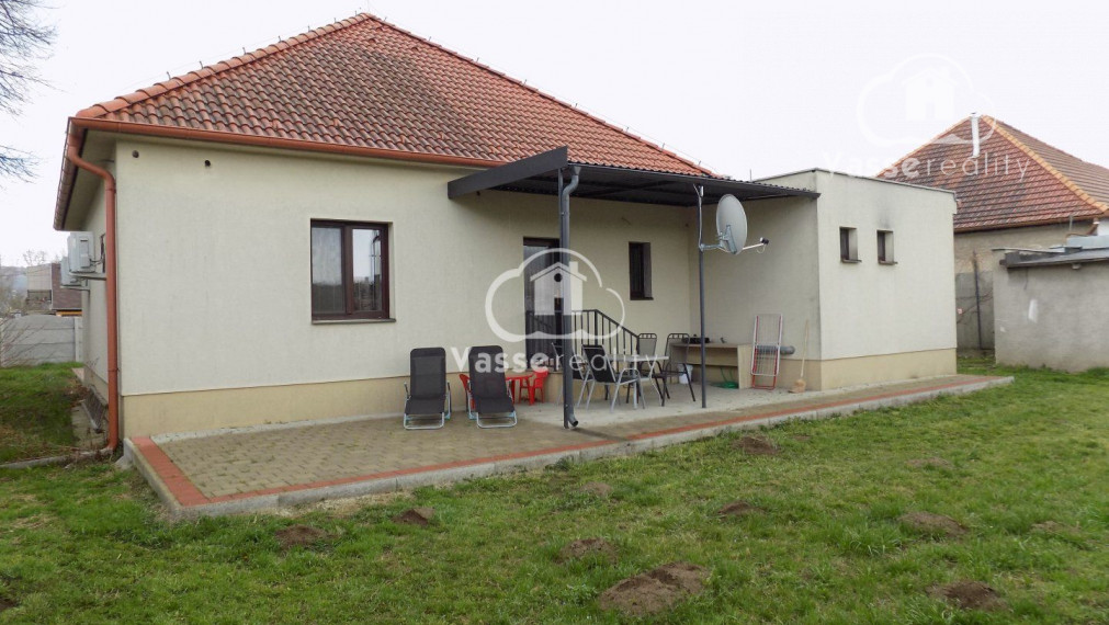 Dom s 2 apartmánmi a pozemkami na stavbu domu v Štúrove   .
