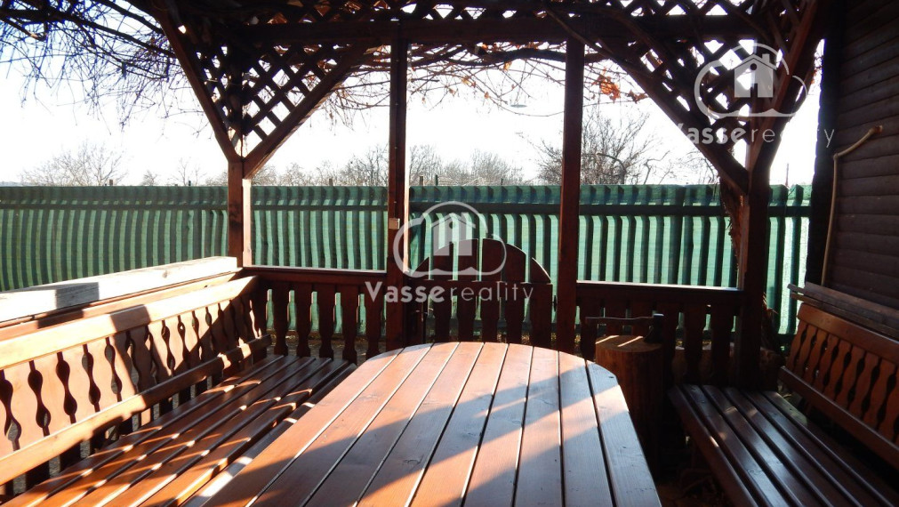 Chata vhodná na celoročné bývanie v Trávnici pri Podhájskej .