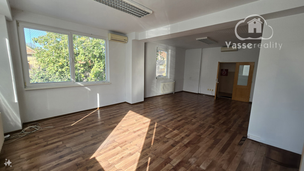 Prenájom priestoru v centre mesta Nové Zámky 80m2 +3 parkovacie miesta  sú grátis .