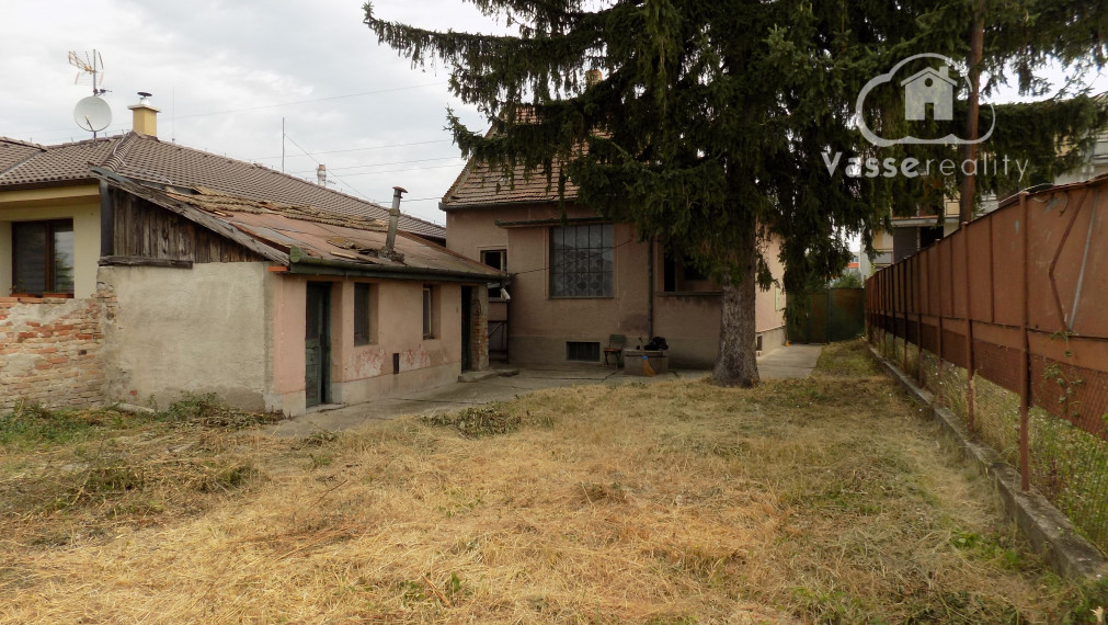 Na predaj  2 izb. dom v Nových Zámkoch- záhrada 569m2 .