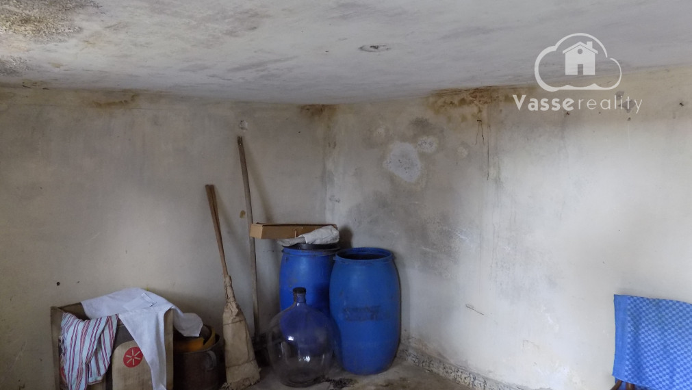 Na predaj  2 izb. dom v Nových Zámkoch- záhrada 569m2 .