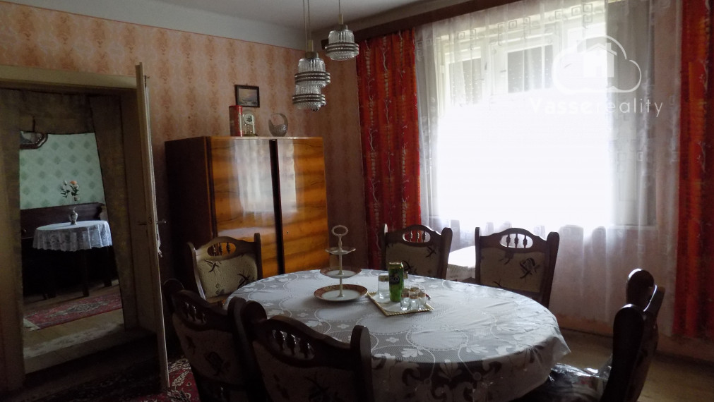 Tehlový 3 izb. dom v obľúbenej vinohradnickej obci Strekov pri Štúrove 27 km .