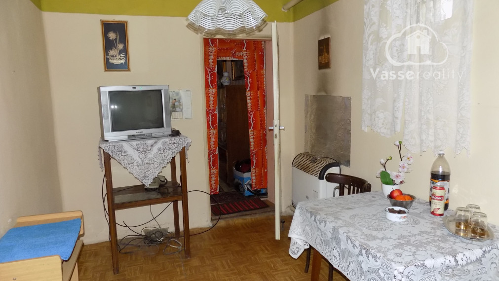 Tehlový 3 izb. dom v obľúbenej vinohradnickej obci Strekov pri Štúrove 27 km .