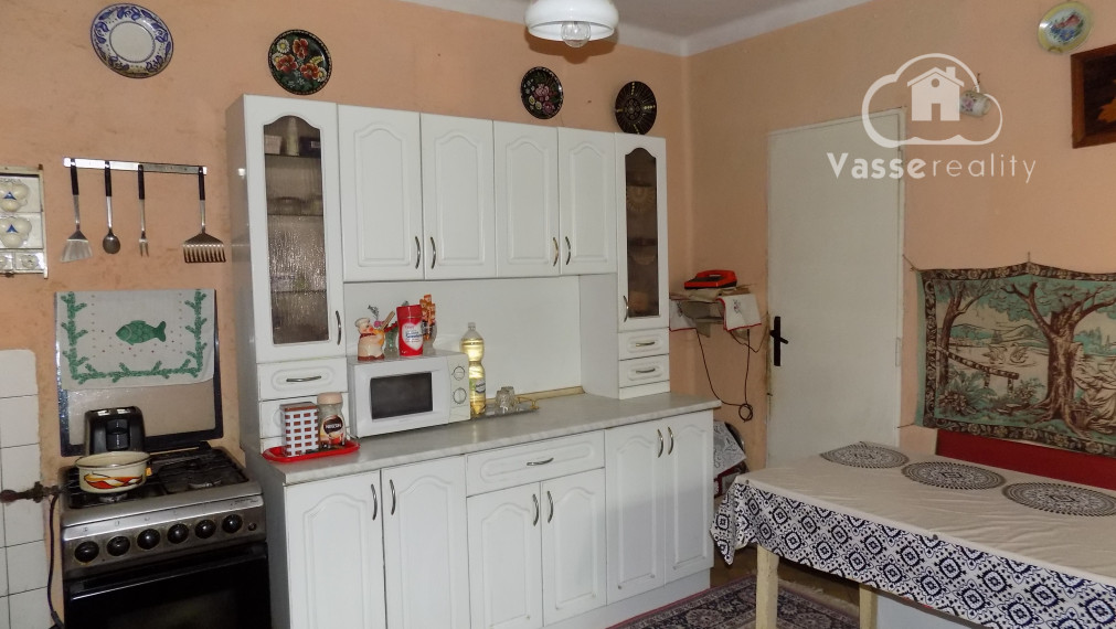 Tehlový 3 izb. dom v obľúbenej vinohradnickej obci Strekov pri Štúrove 27 km .