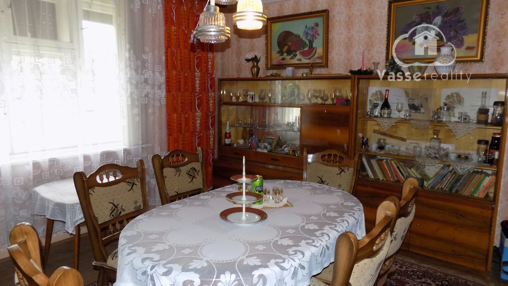 Tehlový 3 izb. dom v obľúbenej vinohradnickej obci Strekov pri Štúrove 27 km .