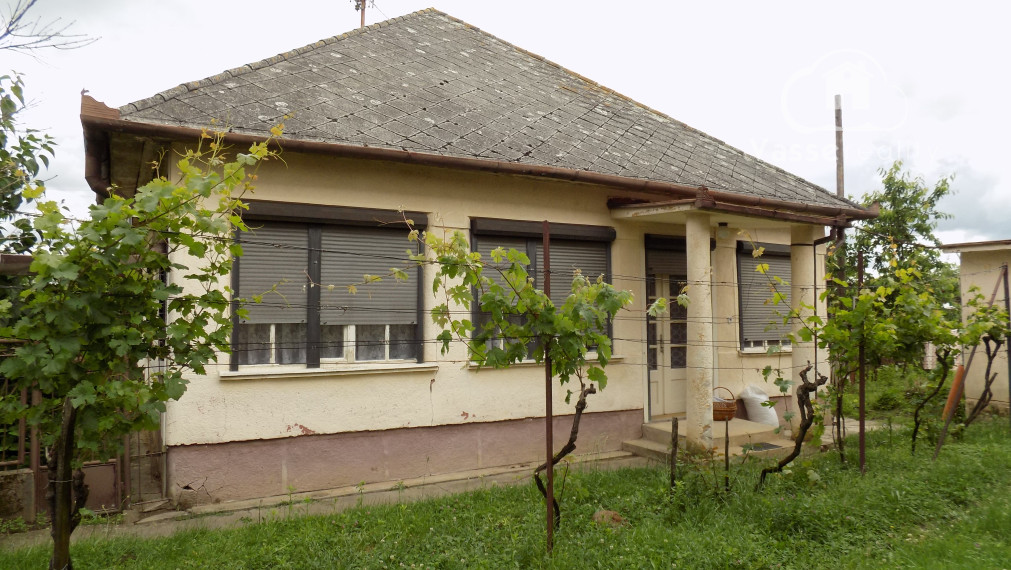 Tehlový 3 izb. dom v obľúbenej vinohradnickej obci Strekov pri Štúrove 27 km .