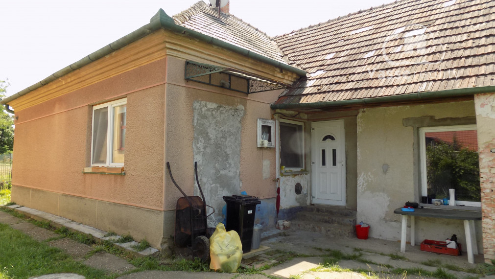 Na predaj suchý 3 izb. domček v obci Rúbaň  s novou elektrinou - Štúrovo len 30 km.