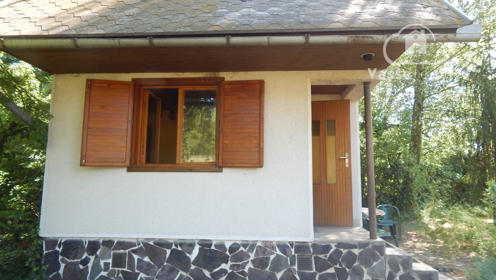 Na predaj poschodová chata s pozemkom - 385 m2 v Úľanoch nad Žitavou len 10  km od Podhájskej .