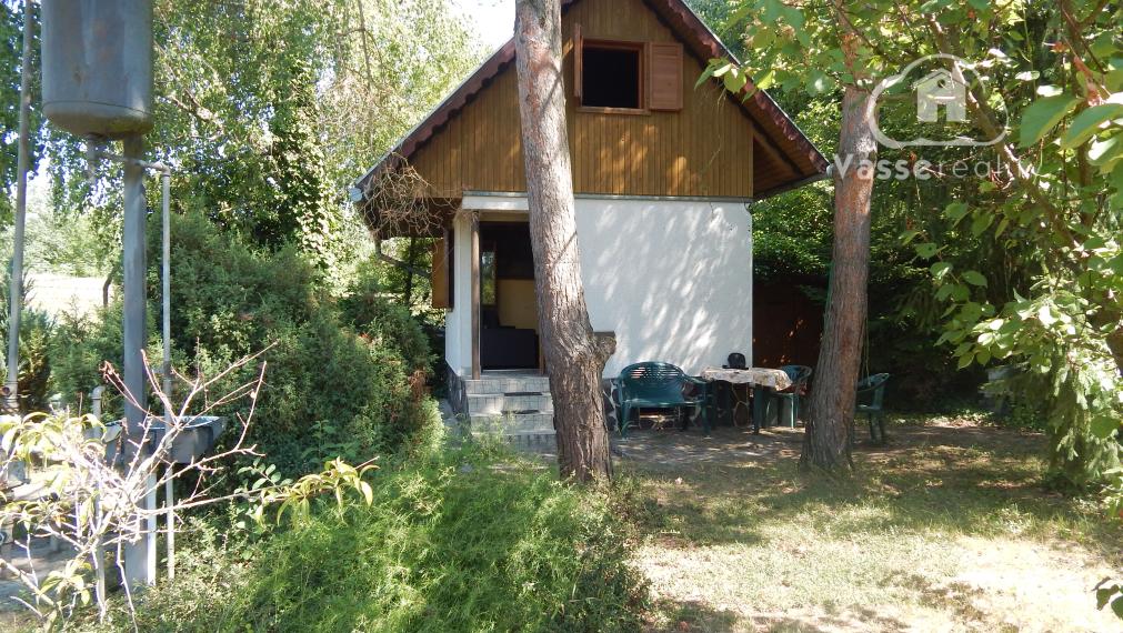 Na predaj poschodová chata s pozemkom - 385 m2 v Úľanoch nad Žitavou len 10  km od Podhájskej .