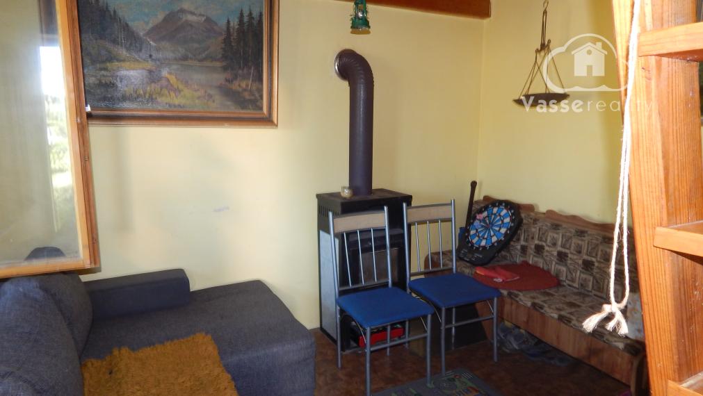 Na predaj poschodová chata s pozemkom - 385 m2 v Úľanoch nad Žitavou len 10  km od Podhájskej .