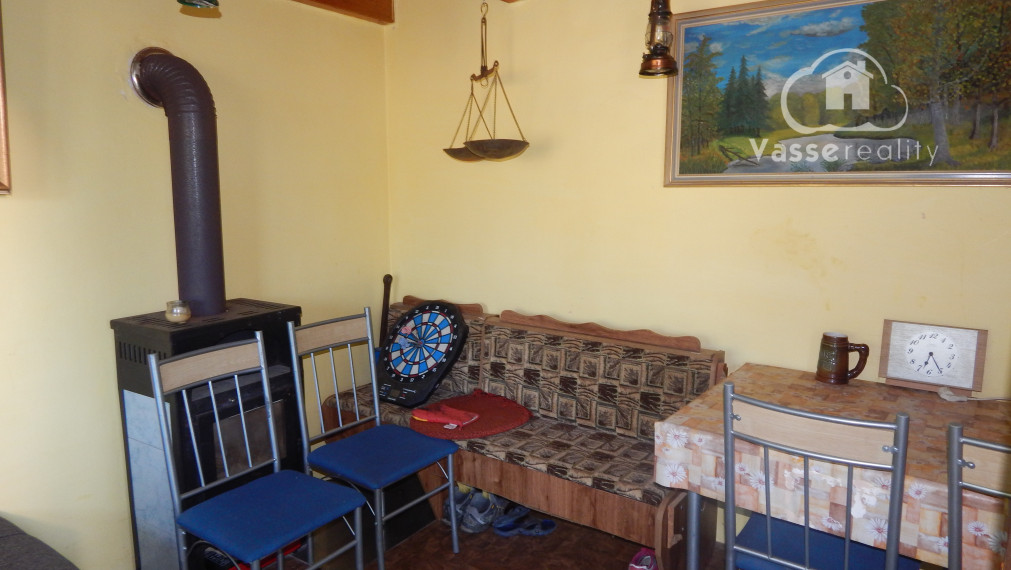 Na predaj poschodová chata s pozemkom - 385 m2 v Úľanoch nad Žitavou len 10  km od Podhájskej .