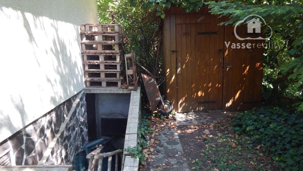 Na predaj poschodová chata s pozemkom - 385 m2 v Úľanoch nad Žitavou len 10  km od Podhájskej .