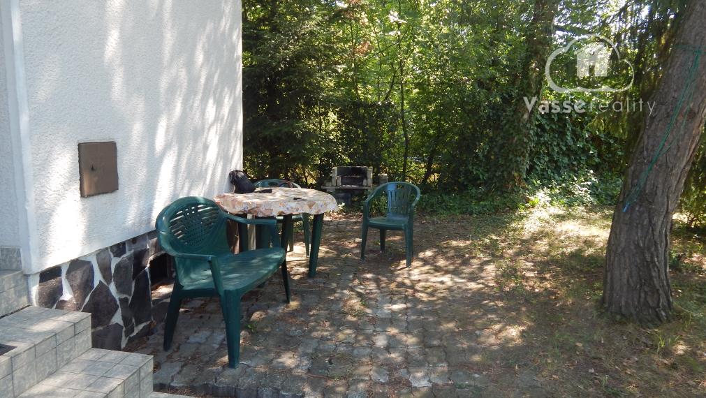 Na predaj poschodová chata s pozemkom - 385 m2 v Úľanoch nad Žitavou len 10  km od Podhájskej .