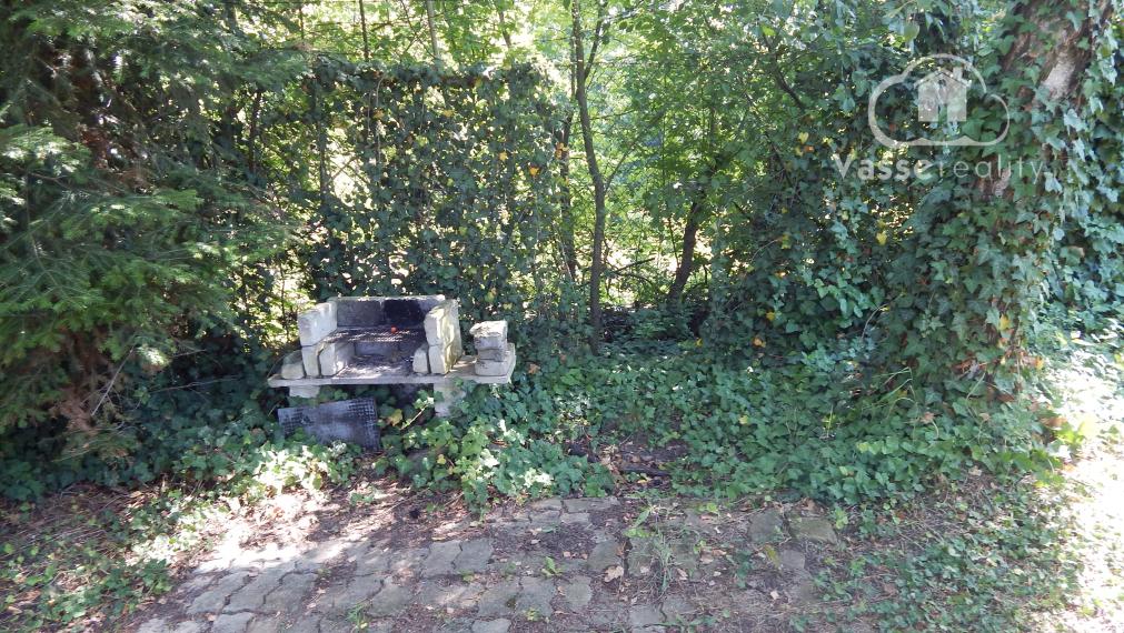 Na predaj poschodová chata s pozemkom - 385 m2 v Úľanoch nad Žitavou len 10  km od Podhájskej .