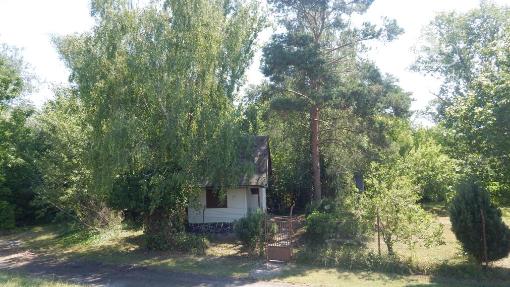 Na predaj poschodová chata s pozemkom - 385 m2 v Úľanoch nad Žitavou len 10  km od Podhájskej .