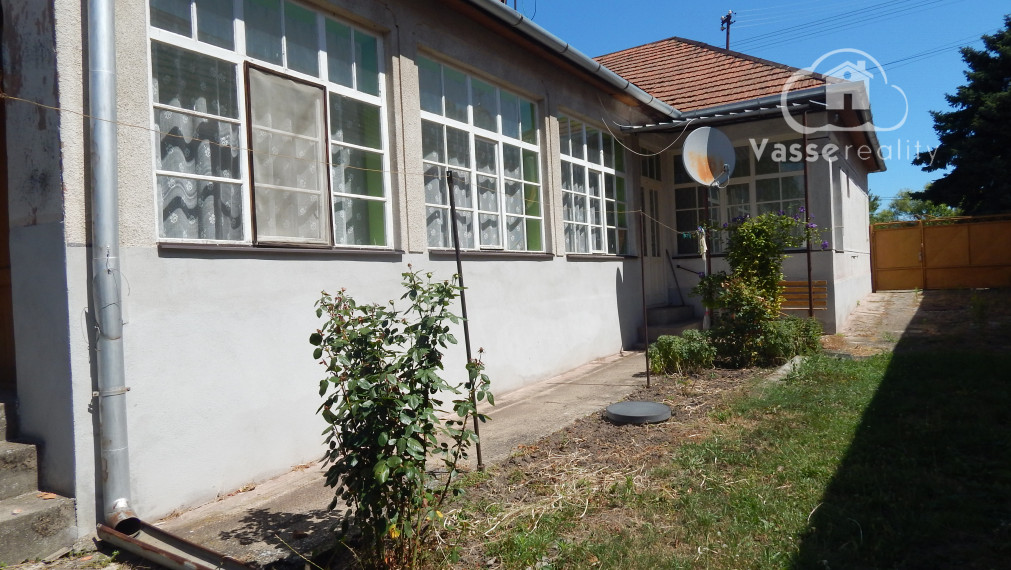 Na predaj 4 izbový dom vhodný aj ako chalupa v Malých Kosihách, 16 km od Štúrova.