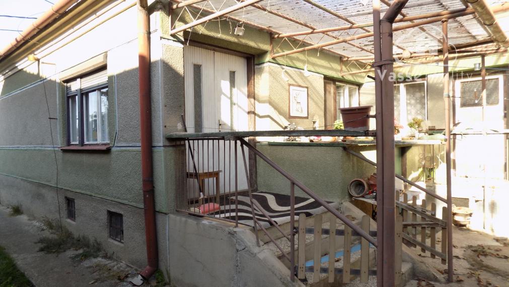 Na predaj tehlový 3 izb. dom v Rúbani - pozemok 2592 m2  pri rybníku .