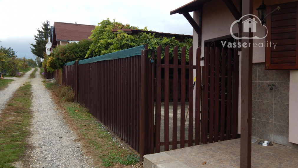 Chata vhodná na celoročné bývanie v Trávnici pri Podhájskej .