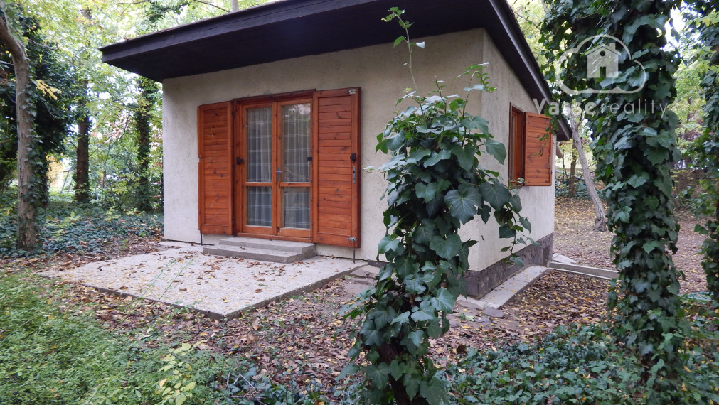 Na predaj 2 izbová celoročná chata  v Radvani nad Dunajom.